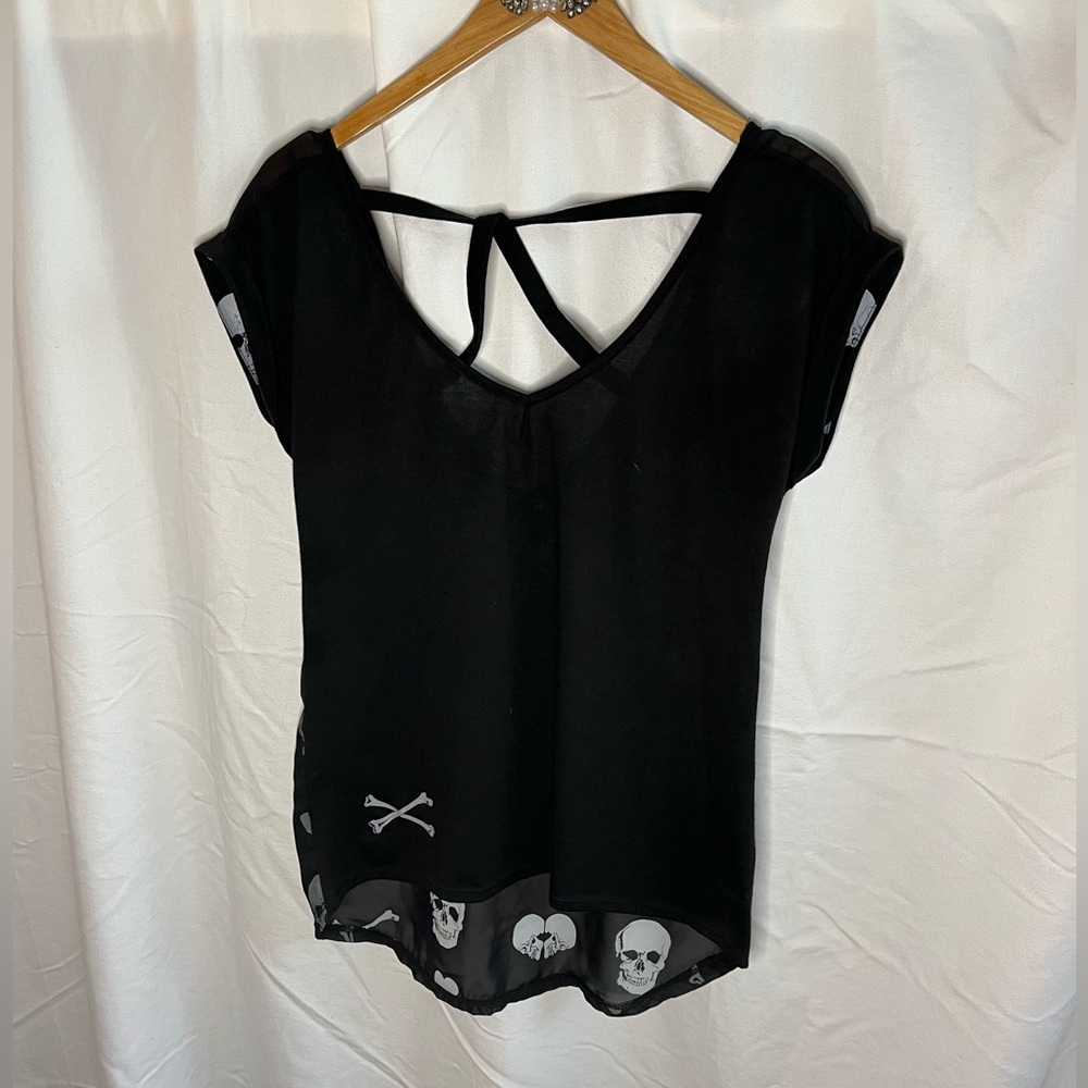 Hot Topic Black Heart Skull Shirt Size M